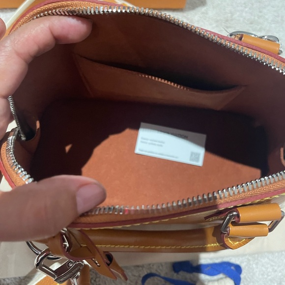 Louis Vuitton Alma Bb Epi - Picture 10 of 11